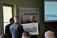 Wiceprezydent Gdyni Marek Stępa wręcza dyrektorowi ZKM-u Olgierdowi Wyszomirskiemu prezent od Miasta, fot. Bartosz Matejko