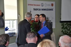 Gratulacje dla dyrektora ZKM-u Olgierda Wyszomirskiego od pracowników, fot. Bartosz Matejko