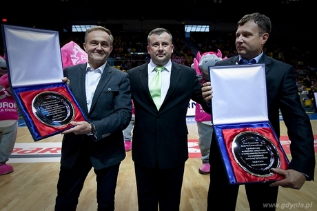 Prezydent Gdyni Wojciech Szczurek z lewej i prezydent Sopotu Jacek Karnowski z prawej na Superpucharze Polski, fot. Mariusz Mazurczak