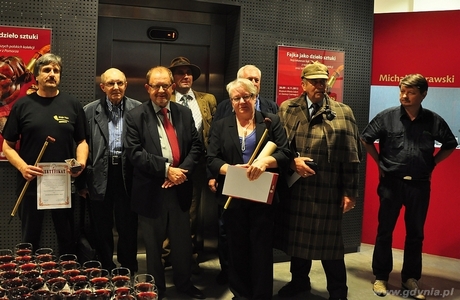 Na pierwszym planie dyrektor Urzędu Miasta Gdyni Pan Jerzy Zając oraz dyrektor Muzeum Miasta Gdyni Pani Dagmara Płaza - Opacka wraz z kolekcjonerami fajek, fot.: Maciej Czarniak