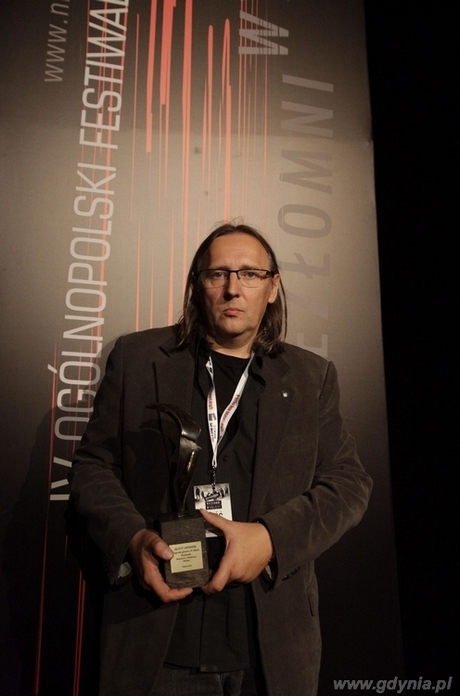 Jędrzej Lipski ze "Złotym Opornikiem", nagrodą główną festiwalu za film "Okruchy rozbitego dzbana"