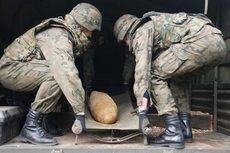 Bomba lotnicza odkryta podczas pogłębiania piwnicy w domu jednorodzinnym w Gdyni przy ulicy Kępa Oksywska