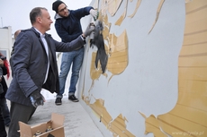 Wiceprezydent Gdyni Michał Guć maluje mural w akcji „Zamalowujemy stereotypy", fot.: Dorota Nelke