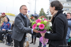 Prezydent Gdyni Wojciech Szczurek wręcza bukiet Pani Iwonie Plater - Zyberk z Fundacji Aktywnej Rehabilitacji, fot.: Dorota Nelke