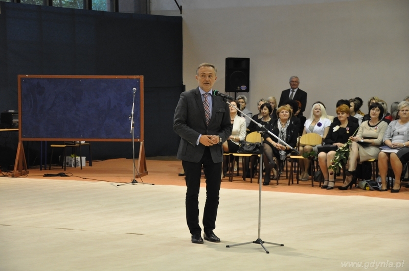 Prezydent Gdyni Wojciech Szczurek przemawia do nauczycieli zgromadzonych na uroczystości z okazji Dnia Edukacji Narodowej, fot.: Michał Kowalski