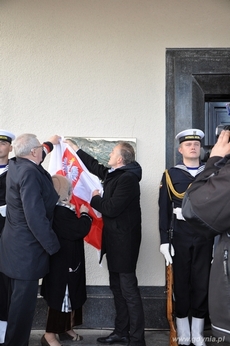 Odsłonięcia tablicy dokonali: Pani Stefania Talkowska- najstarsza członkini Stowarzyszenia Gdynian Wysiedlonych, Benedykt Wietrzykowski &#8211; prezes stowarzyszenia i prezydent Wojciech Szczurek, fot.: Małgorzata Omachel - Kwidzyńska