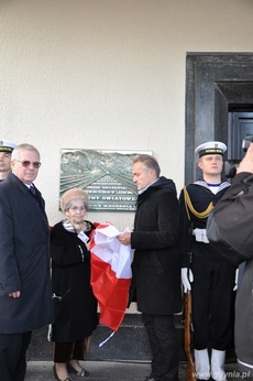 Odsłonięcia tablicy dokonali: Pani Stefania Talkowska- najstarsza członkini Stowarzyszenia Gdynian Wysiedlonych, Benedykt Wietrzykowski &#8211; prezes stowarzyszenia i prezydent Wojciech Szczurek, fot.: Małgorzata Omachel - Kwidzyńska