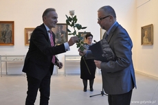 Prezydent Gdyni Wojciech Szczurek wręcza nagrody pracownikom ochrony zdrowia, fot.Dorota Nelke