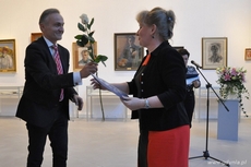Prezydent Gdyni Wojciech Szczurek wręcza nagrody pracownikom ochrony zdrowia, fot.Dorota Nelke