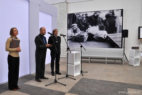 Muzeum Emigracji w Gdyni - ogłoszenie wyników konkursu na wystawę stałą. Od lewej: Joanna Dąbrowska (Muzeum Emigracji), Marek Stępa (Wiceprezydent Gdyni - Przewodniczący Jury), fot. Krzysztof Romański