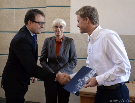 Marek Łucyk, dyrektor Gdyńskiego Ośrodka Sportu i Rekreacji wręczą nagrodę Prezydenta Maciejowi Grabowskiemu, fot.: Paulina Filipowicz