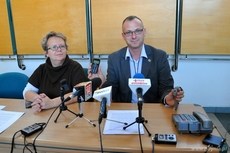 Wiceprezydent Gdyni Michał Guć prezentuje tzw. "czerwony przycisk", fot.: Krzysztof Romański