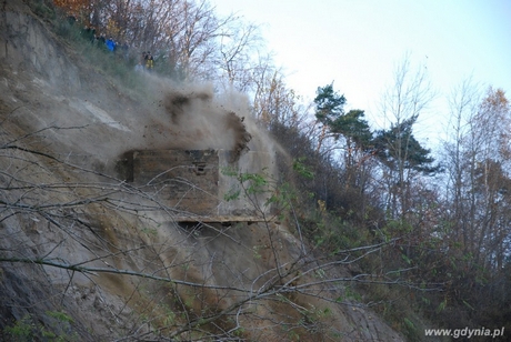 Akcja zsuwania schronu z klifu w Gdyni Redłowie, fot: Dorota Nelke