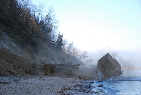 Akcja zsuwania schronu z klifu w Gdyni Redłowie, fot: Dorota Nelke