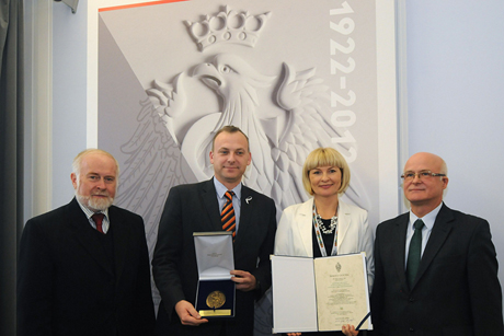 Od lewej: senator Kazimierz Wiatr, wiceprezydent Gdyni Michał Guć, dyrektor Centrum Aktywności Seniora Bożena Zglińska, senator Mieczysław Augustyn