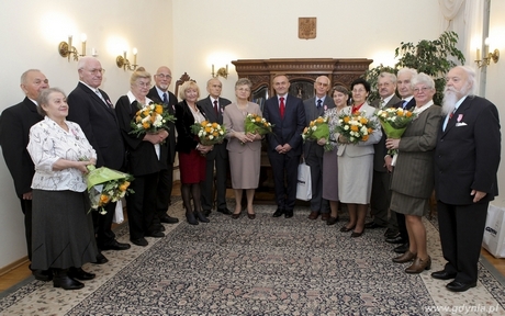 Prezydent miasta Gdyni Wojciech Szczurek ze złotymi jubilatami, fot.: Marek Grabarz