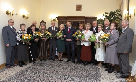 Prezydent miasta Gdyni Wojciech Szczurek ze złotymi jubilatami, fot.: Marek Grabarz