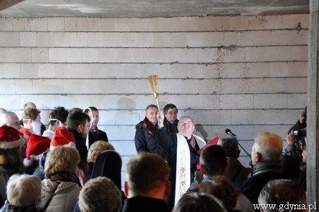Uroczystość zawieszenia wiechy na budynku stacjonarnego hospicjum dla dzieci w Gdyni / fot. Dorota Nelke