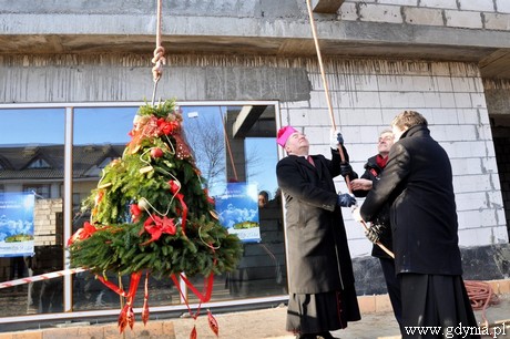 Uroczystość zawieszenia wiechy na budynku stacjonarnego hospicjum dla dzieci w Gdyni / fot. Dorota Nelke