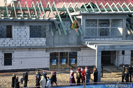 Uroczystość zawieszenia wiechy na budynku stacjonarnego hospicjum dla dzieci w Gdyni / fot. Dorota Nelke
