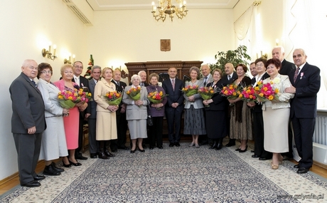 Prezydent Gdyni Wojciech Szczurek z jubilatami, fot. Marek Grabarz