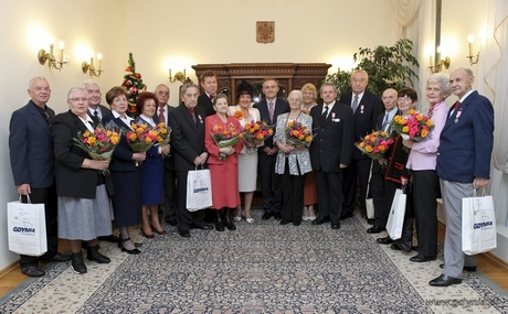 Prezydent Gdyni Wojciech Szczurek z jubilatami, fot. Marek Grabarz