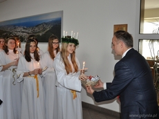 Prezydent Gdyni Wojciech Szczurek częstuje słodyczami młodzież z II LO w Gdyni, fot. Michał Kowalski