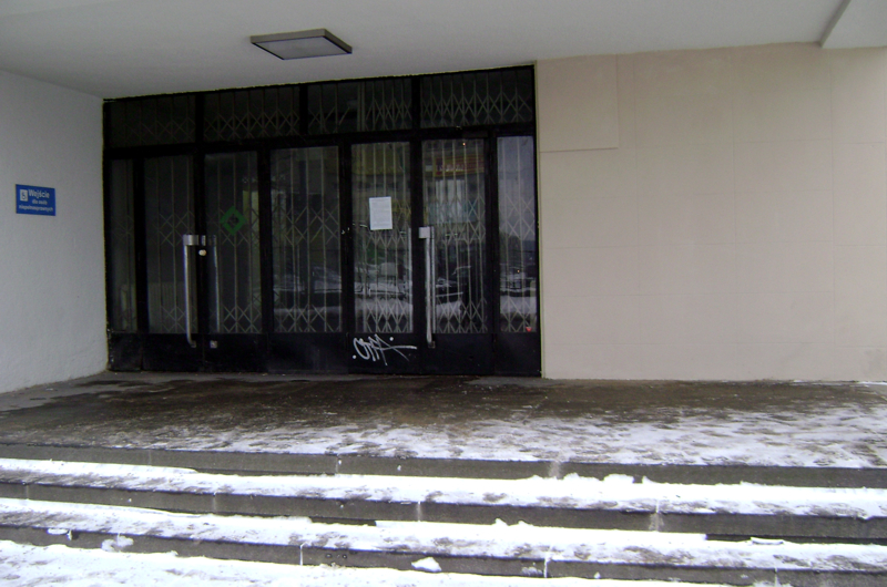 Boczne wejście do budynku Sądu Rejonowego w Gdyni przed pracami konserwatorskimi wykonanymi w 2011-2012 r.