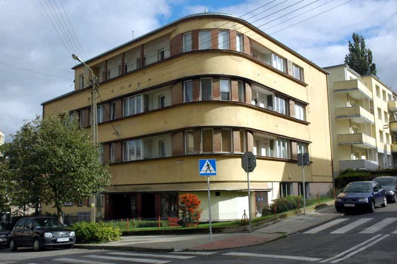 Budynek mieszkalny przy ul. Slupeckiej 9 przed renowacją w 2012 r.