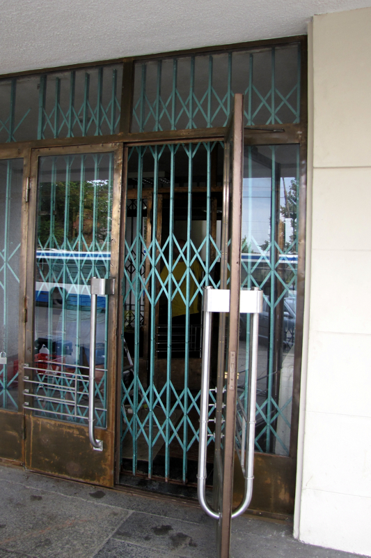 Plac Konstytucji 5 - boczne wejście do budynku Sądu Rejonowego po remoncie drzwi w 2012 r.