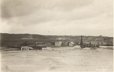 Początek budowy portu wewnętrznego, w głębi Oksywie i Koszary Marynarki Wojennej w budowie, fot. Roman Morawski, 1925 r.  (ze zbiorów Muzeum Miasta Gdyni), fot. ze zbiorów Muzeum Miasta Gdyni