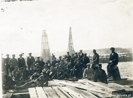 Robotnicy budujący Koszary Marynarki Wojennej i port wojenny na Oksywiu, fot. Roman Morawski, 1.05.1926 r. ze zbiorów Muzeum Miasta Gdyni