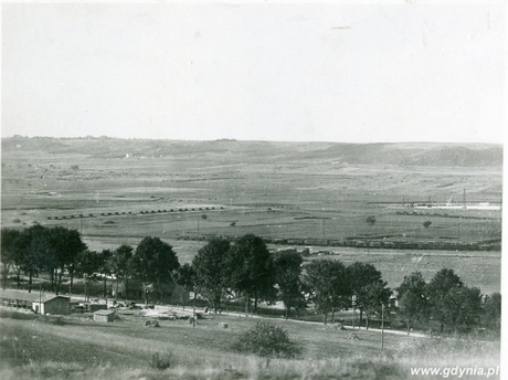 Widok z rejonu Grabówka na tereny na których wybudowano port wewnętrzny w Gdyni. Na I planie Szosa Gdańska (ob. ul. Morska), 1926, fot. ze zbiorów Muzeum Miasta Gdyni