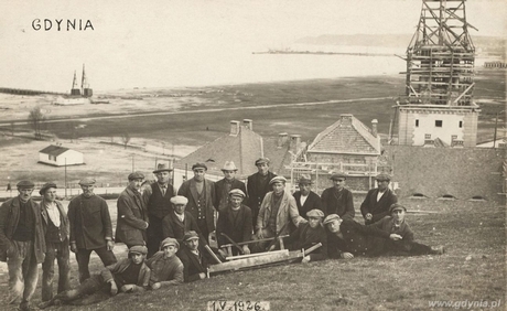 Robotnicy budujący Koszary Marynarki Wojennej i port wojenny na Oksywiu, fot. Roman Morawski, 1.05.1926 r. (ze zbiorów Muzeum Miasta Gdyni)