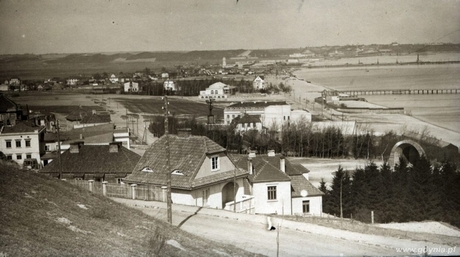 Widok z Kamiennej Góry   w stronę Oksywia . Na I planie ul. Kaszubska (ob. Sienkiewicza). Dalej łazienki kąpielowe i drewniany pomost. W głębi port tymczasowy, fot. Roman Morawski 1925 r. (ze zbiorów Muzeum Miasta Gdyni)