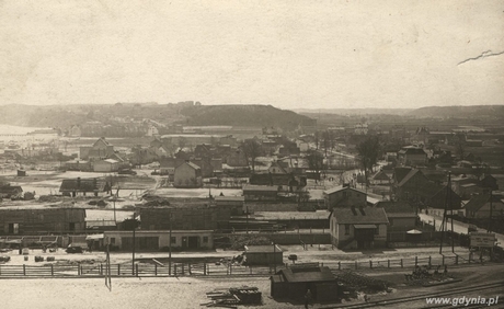 Panorama Gdyni od strony port tymczasowego. Na I planie zabudowania  w rejonie obecnej  ul. Węglowej (z prawej str.)., fot. Roman Morawski, 1925 r. ( ze zbiorów Muzeum Miasta Gdyni)