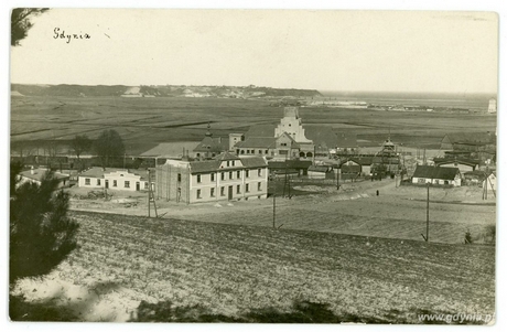 Budowa dworca kolejowego w Gdyni. W głębi  budujący się port., fot. Roman Morawski, 1925 r. (ze zbiorów Muzeum Miasta Gdyni)
