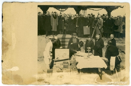 Poświęcenie kamienia węgielnego pod budowę dworca kolejowego w Gdyni. Prezydent  RP Stanisław Wojciechowski składa podpis na dokumencie, 29.04.1923 r., fot. ze zbiorów Muzeum Miasta Gdyni