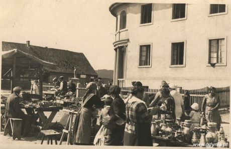 Obecny plac Kaszubski przy kaplicy sióstr miłosierdzia. W głębi ul. Starowiejska, fot. Roman Morawski,  1924-1926, (ze zbiorów Muzeum Miasta Gdyni)