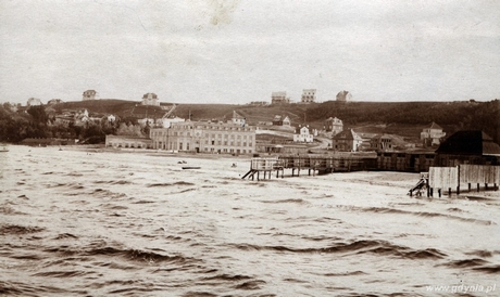Widok z drewnianego pomostu na Kamienną Górę. Na I planie pierwsze łazienki kąpielowe (wybudowane w 1904 r.), fot. Roman Morawski, 1923-1924 (ze zbiorów Muzeum Miasta Gdyni)