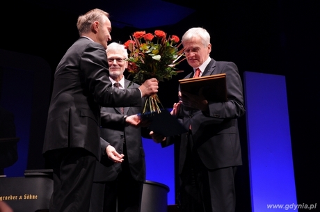 Prezydent Gdyni Wojciech Szczurek oraz Przewodniczący Rady Miasta Stanisław Szwabski wręczają medal im. Eugeniusza Kwiatkowskiego Aleksandrowi Wellengerowi, fot. Dorota Nelke