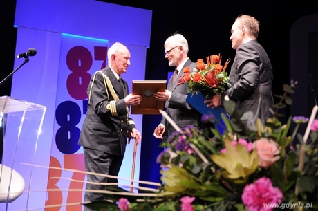 Prezydent Gdyni Wojciech Szczurek oraz Przewodniczący Rady Miasta Stanisław Szwabski wręczają medal im. Eugeniusza Kwiatkowskiego Aleksandrowi Pawelcowi, fot. Dorota Nelke