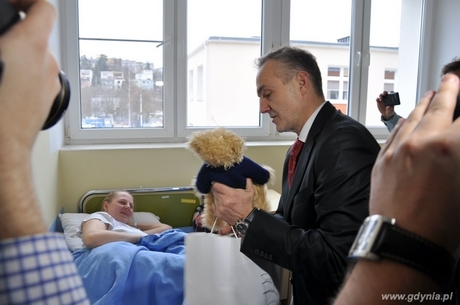 Prezydent Gdyni Wojciech Szczurek odwiedził w szpitalu noworodki oraz ich mamy, fot. Dorota Nelke