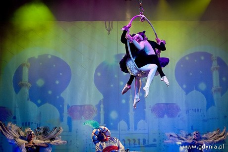 „Przygody Sinbada - spektakl Gdyńskiego Akrobatycznego Teatru Tańca „MIRA - ART / fot. www.studiolinnenn.pl