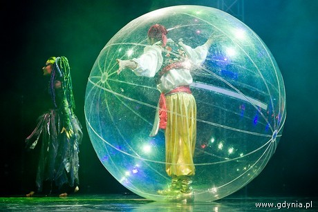 „Przygody Sinbada - spektakl Gdyńskiego Akrobatycznego Teatru Tańca „MIRA - ART / fot. www.studiolinnenn.pl