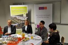 od lewej: wiceprezydent Gdyni Michał Guć, Sylwia Gruchała, Andrzej Jarosz z Mayland Real Estate, dewelopera Centrum Handlowego Wzgórze, Mirosława Jezior - dyrektorka gdyńskiego MOPS-u, fot. Bartosz Matejko