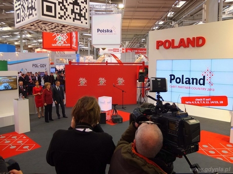 Kanclerz Niemiec Angela Merkel i Premier Donald Tusk na otwarciu targów CeBIT. W tle gdyńska reprezentacja z Pomorskiego Parku Naukowo-Technologicznego