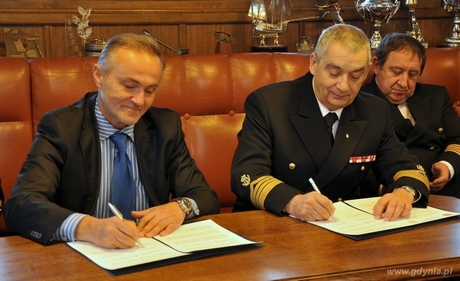 Prezydent Gdyni Wojciech Szczurek i Rektor Akademii Morskiej w Gdyni - prof. zw. dr hab. Piotr Jędrzejowicz podpisują umowę o współpracy między uczelnią i Miastem, fot. Dorota Nelke
