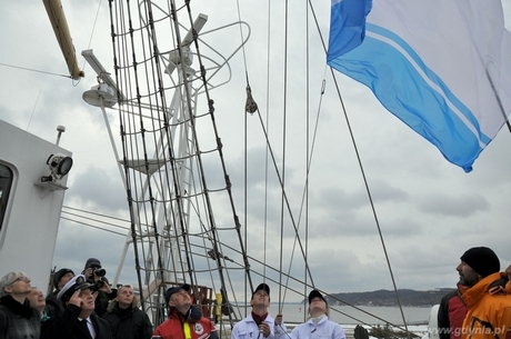 Na maszt fregaty została wciągnięta wielka flaga Gdyni podarowana przez miasto, fot. Dorota Nelke