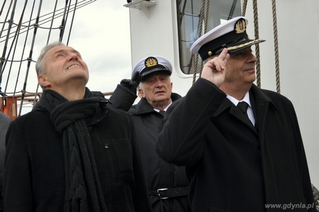 Na maszt fregaty została wciągnięta wielka flaga Gdyni podarowana przez miasto, fot. Dorota Nelke
